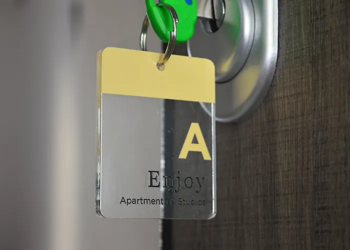 Enjoy & * Néoi Póroi