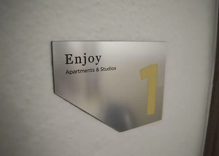 Enjoy & Néoi Póroi